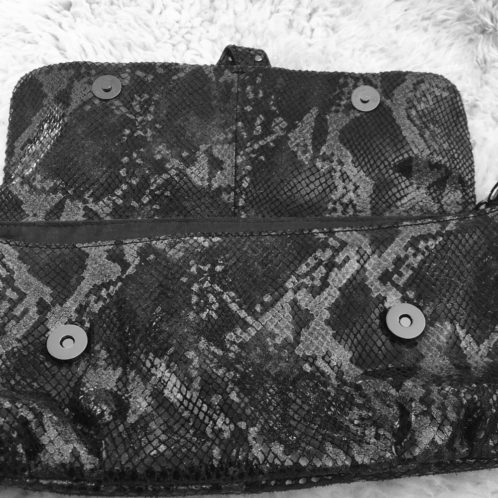 Victor Women’s Small Reptile Print Handbag - Picture 6 of 8